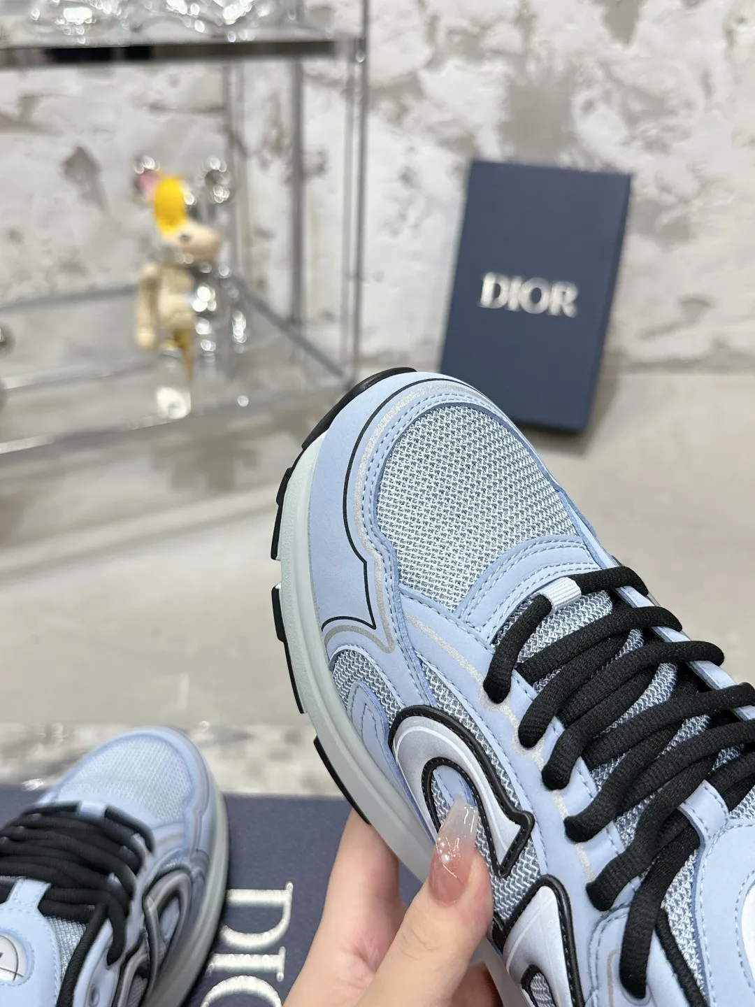 Men's men's shoes 💰600❤️❤️❤️High version Dior Dior's latest color matching B30 series reflective dad sneakers original 17380💰 purchased for development and production Brand new B30 sneakers Dad Shoes style shoes that follow the trend of the retro market The Dior logo on the tongue also indicates that this pair of shoes is the B30 model! B30 uses fine-textured leather and mesh cloth materials to form a shoe body. There are conspicuous letters CD on both sides of the shoe body to indicate identity. Many lines on the shoe body outline details to make the shoes look less monotonous and full of retro flavor. The delivery counter is exquisitely packaged🛍📦 ▪️Fabric: Original customized technical fabric + mesh ▪️Inner lining: Customized breathable lining ▪️Outsole: Original molded IP foam + TPU outsole ▪️Sole thickness: 3.5CM ▪️Size: Women’s size 35-40 / Men’s size 39-46